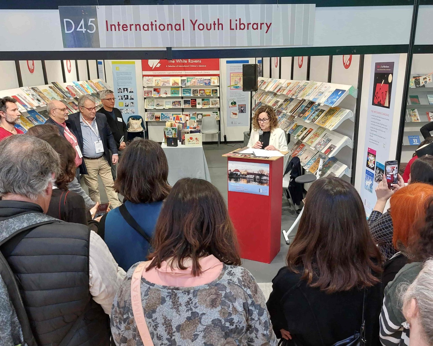 Visita de la delegació de la Conselleria de Cultura a l'estand de la Internationale Jugendbibliothek de Munichen en la Fira de Bolonya
